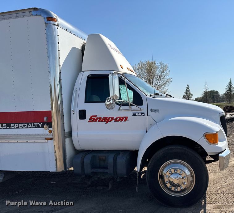 image for item LR9320 2001 Ford  F650 delivery truck
