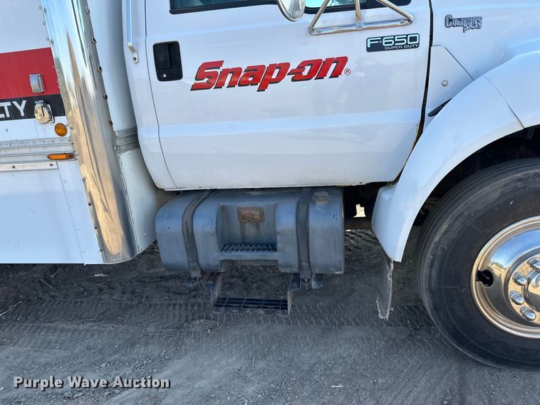 image for item LR9320 2001 Ford  F650 delivery truck