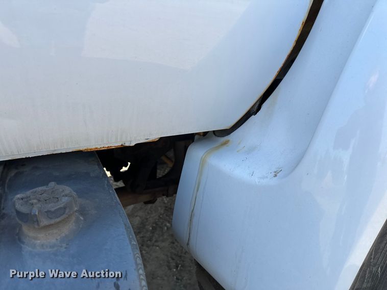 image for item LR9320 2001 Ford  F650 delivery truck