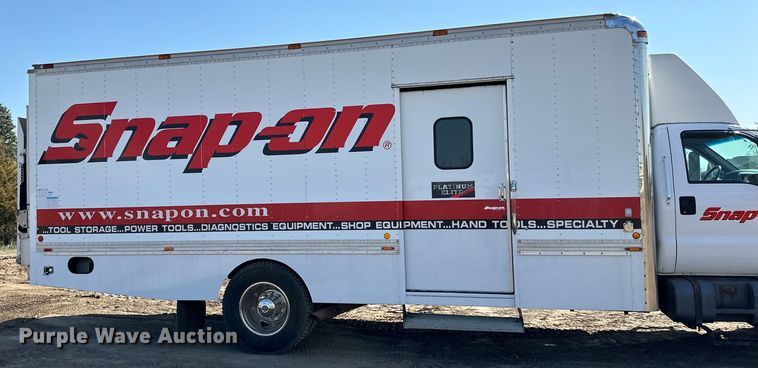 image for item LR9320 2001 Ford  F650 delivery truck
