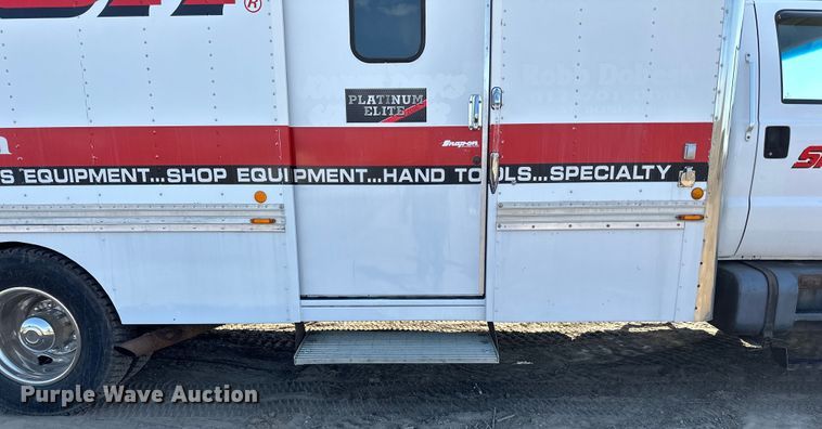 image for item LR9320 2001 Ford  F650 delivery truck