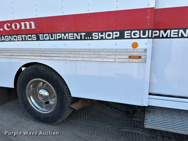 image for item LR9320 2001 Ford  F650 delivery truck