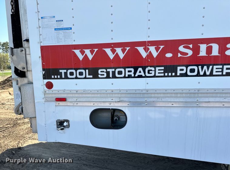 image for item LR9320 2001 Ford  F650 delivery truck