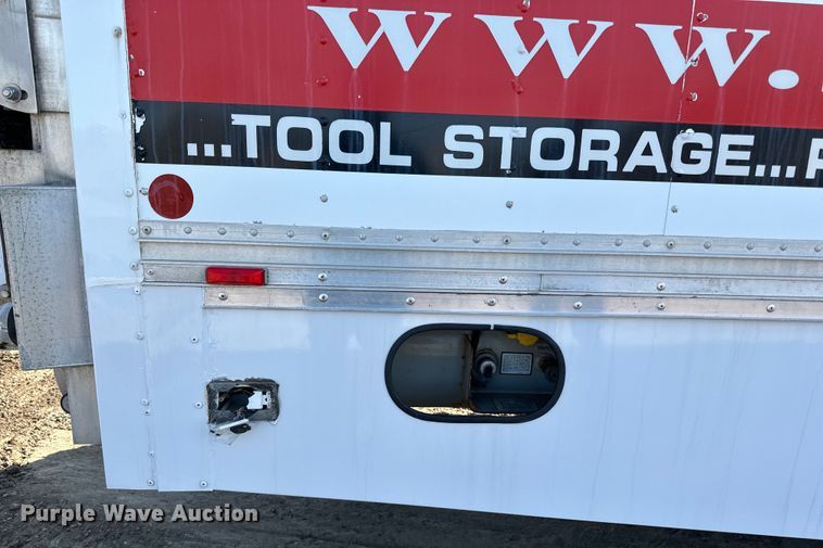 image for item LR9320 2001 Ford  F650 delivery truck