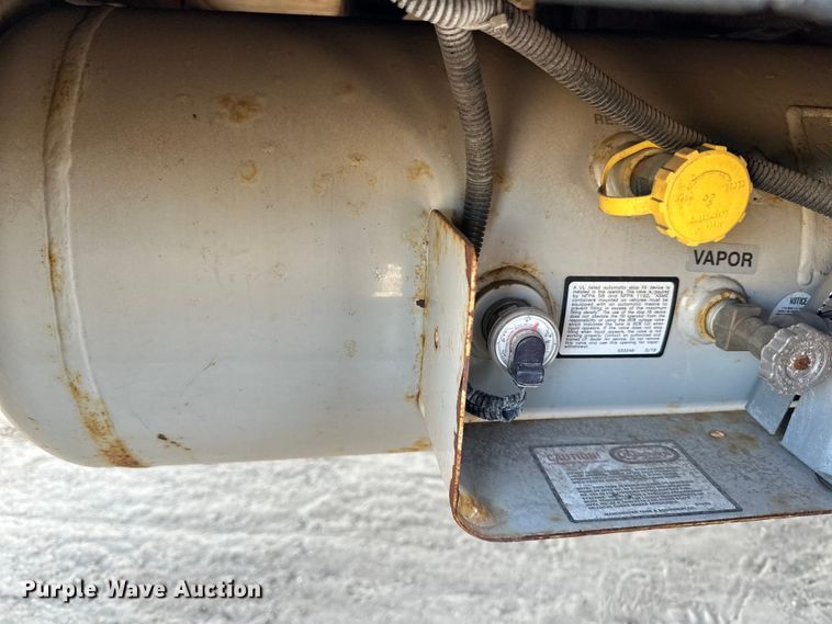 image for item LR9320 2001 Ford  F650 delivery truck