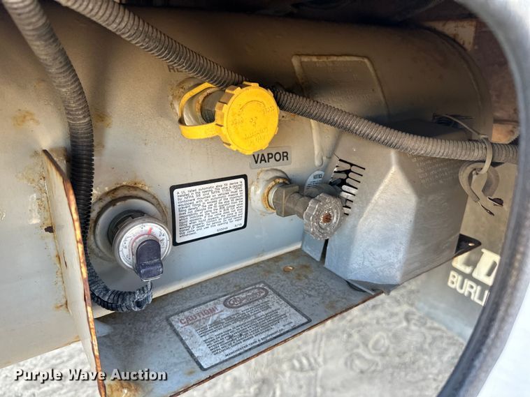image for item LR9320 2001 Ford  F650 delivery truck
