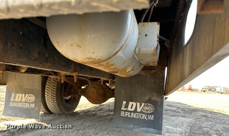 image for item LR9320 2001 Ford  F650 delivery truck