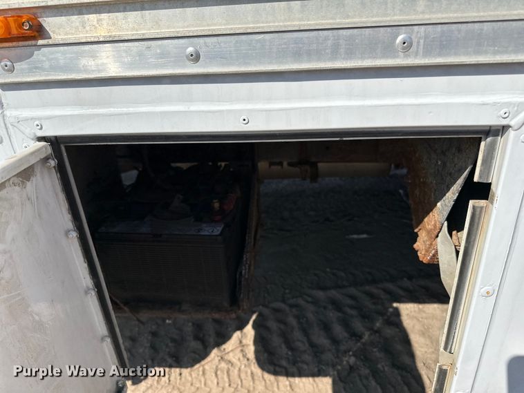 image for item LR9320 2001 Ford  F650 delivery truck