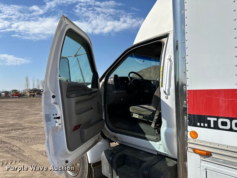 image for item LR9320 2001 Ford  F650 delivery truck