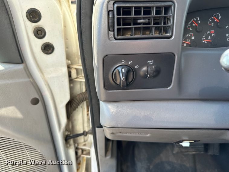 image for item LR9320 2001 Ford  F650 delivery truck
