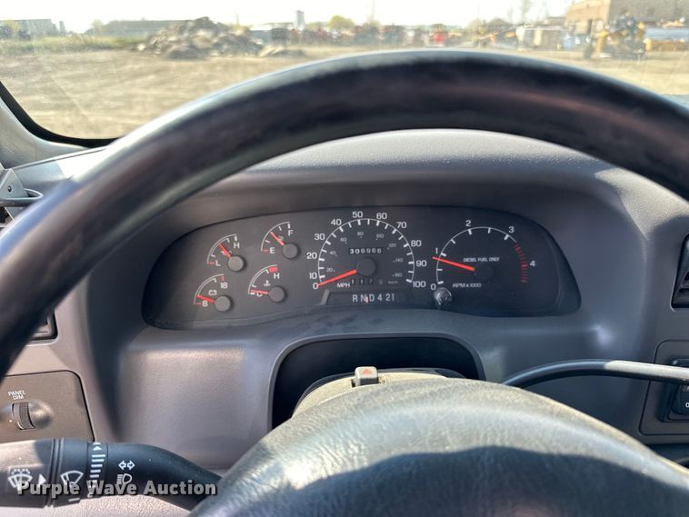 image for item LR9320 2001 Ford  F650 delivery truck