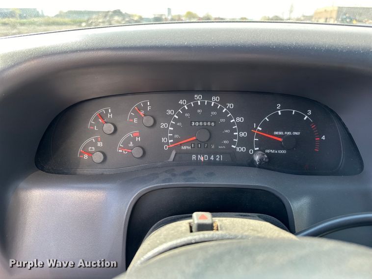 image for item LR9320 2001 Ford  F650 delivery truck