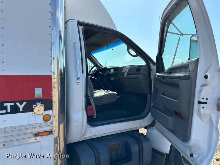 image for item LR9320 2001 Ford  F650 delivery truck