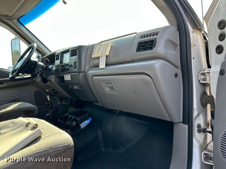 image for item LR9320 2001 Ford  F650 delivery truck