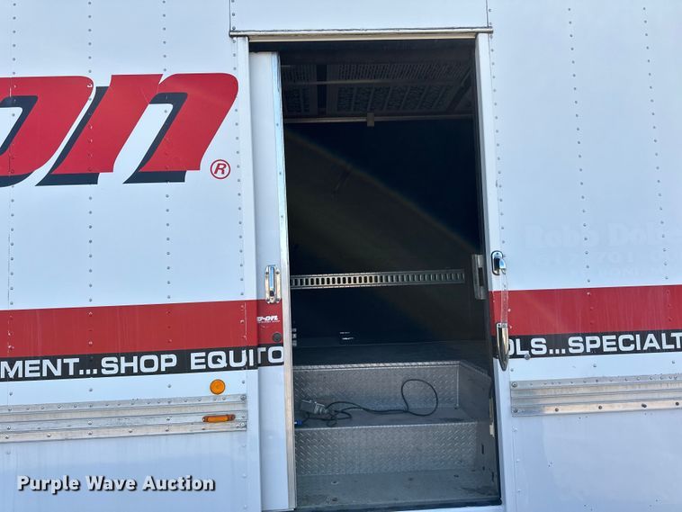 image for item LR9320 2001 Ford  F650 delivery truck