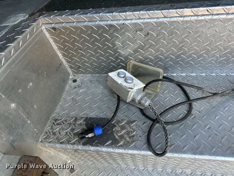 image for item LR9320 2001 Ford  F650 delivery truck
