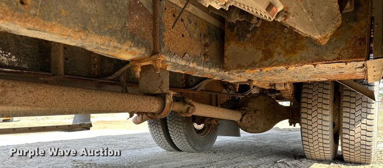 image for item LR9320 2001 Ford  F650 delivery truck