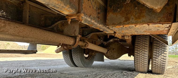 image for item LR9320 2001 Ford  F650 delivery truck