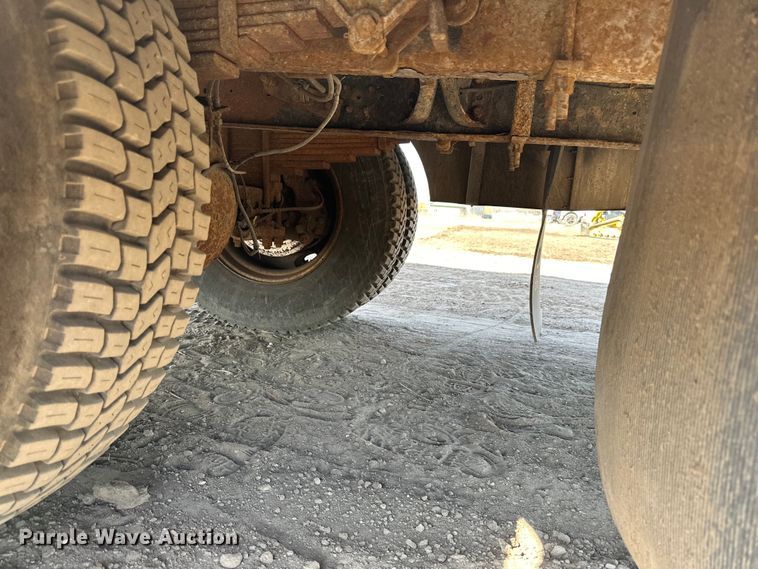 image for item LR9320 2001 Ford  F650 delivery truck