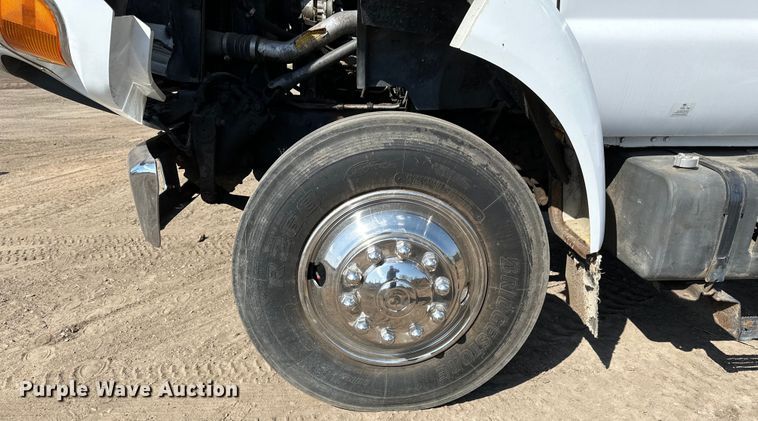 image for item LR9320 2001 Ford  F650 delivery truck