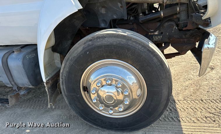 image for item LR9320 2001 Ford  F650 delivery truck