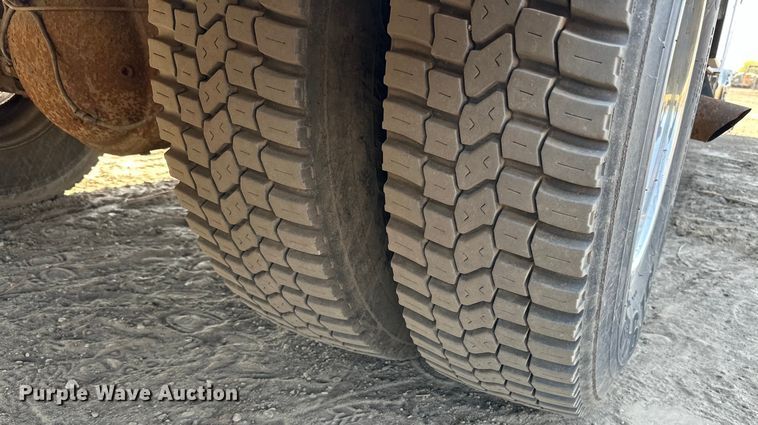image for item LR9320 2001 Ford  F650 delivery truck