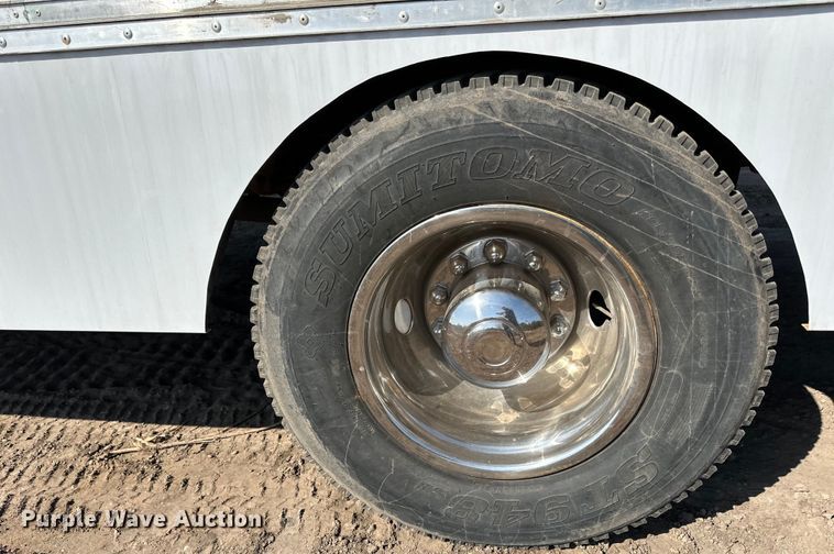 image for item LR9320 2001 Ford  F650 delivery truck