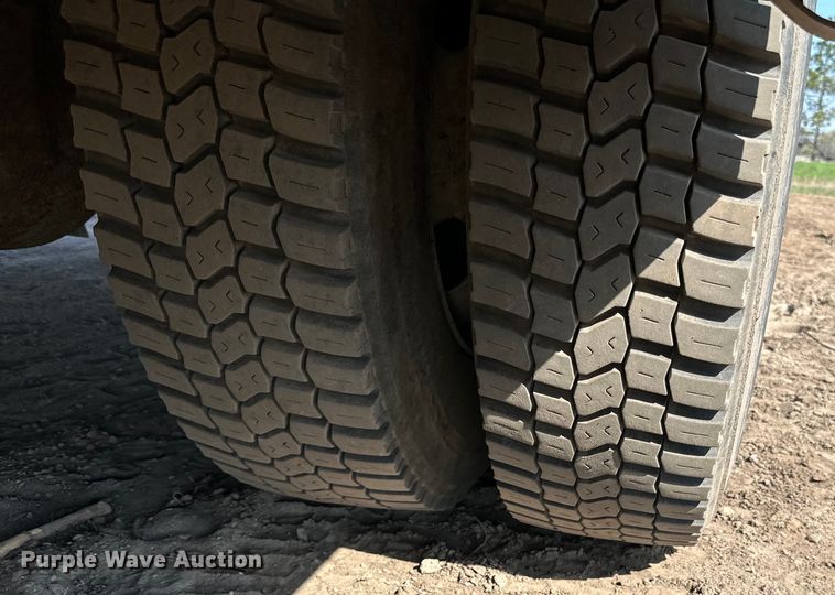 image for item LR9320 2001 Ford  F650 delivery truck
