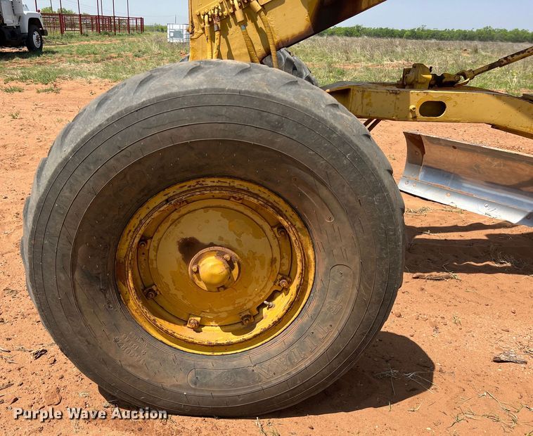 image for item LU9842 1967 Caterpillar 12F rigid frame motor grader