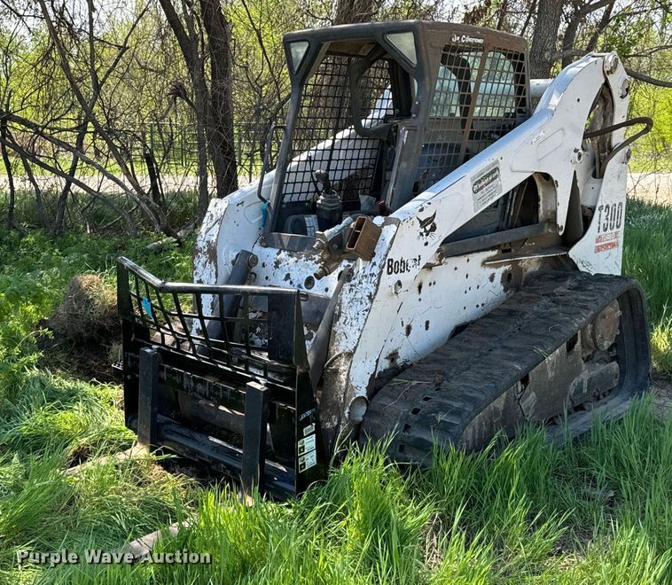 image for item ND9250 2004 Bobcat T300 tracked skid steer loader
