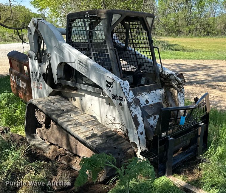 image for item ND9250 2004 Bobcat T300 tracked skid steer loader