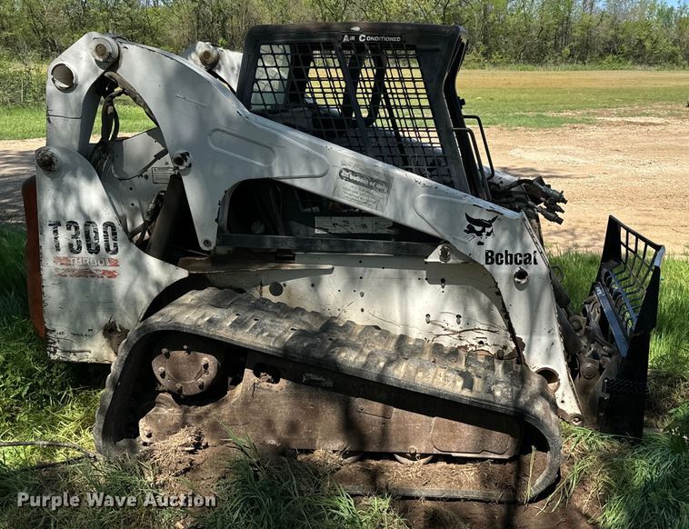 image for item ND9250 2004 Bobcat T300 tracked skid steer loader