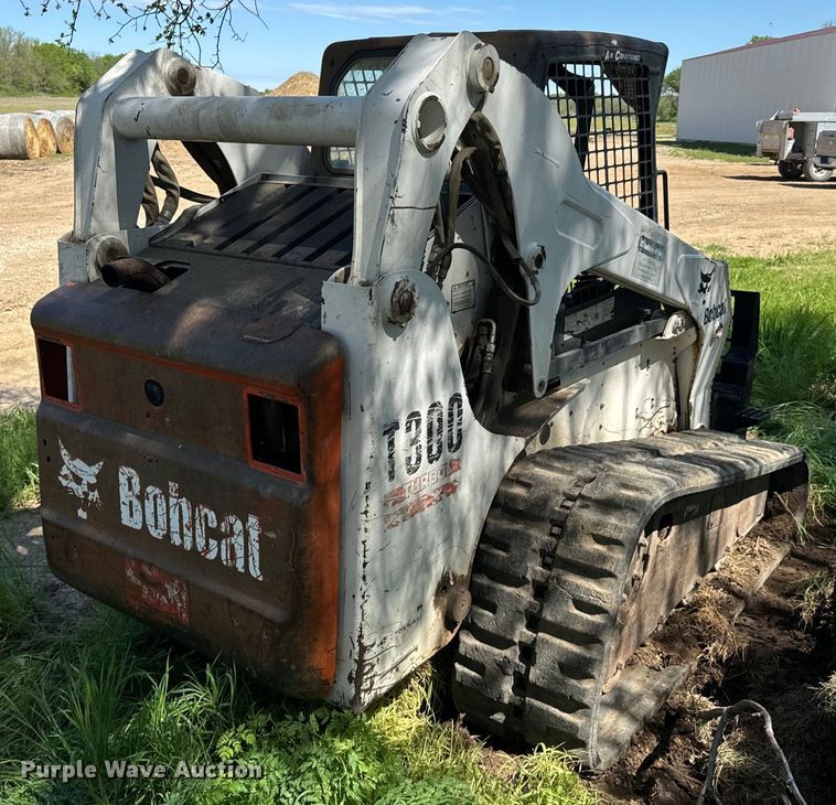 image for item ND9250 2004 Bobcat T300 tracked skid steer loader