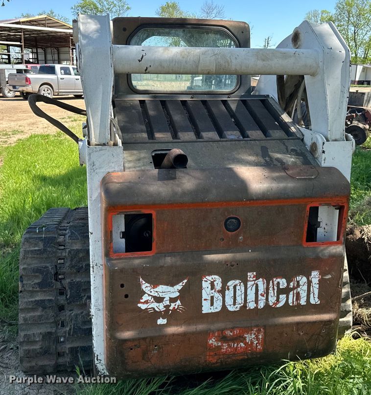 image for item ND9250 2004 Bobcat T300 tracked skid steer loader