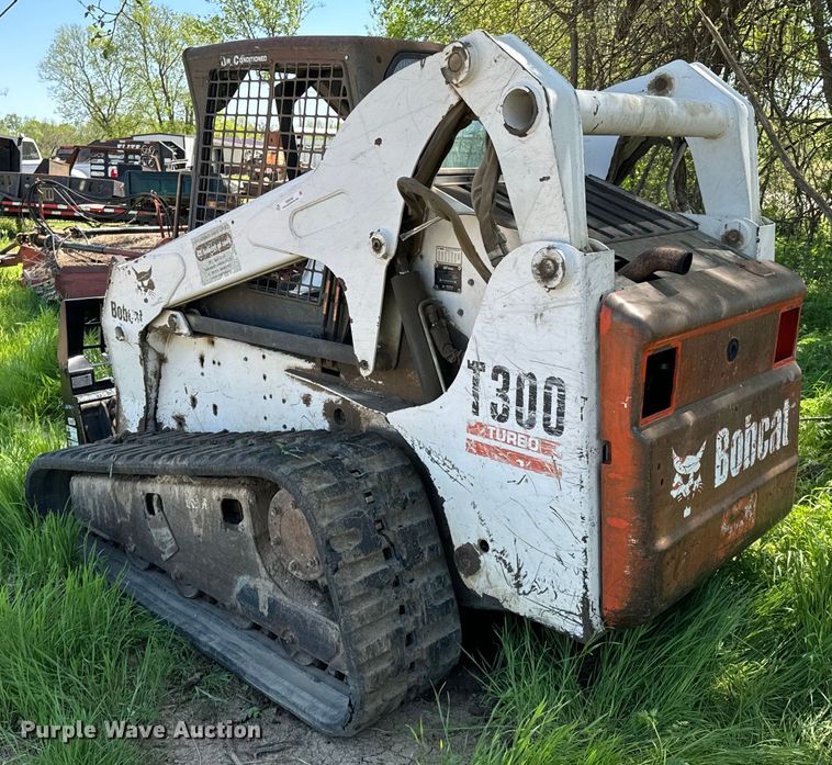 image for item ND9250 2004 Bobcat T300 tracked skid steer loader