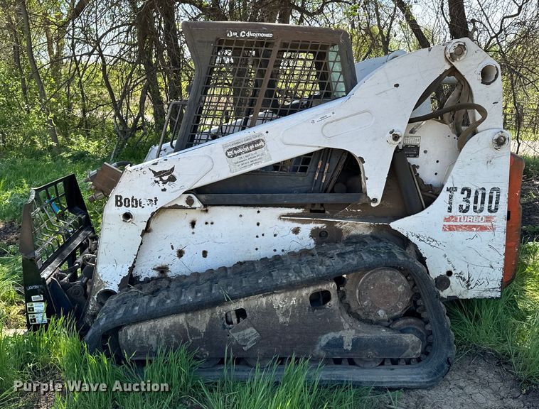 image for item ND9250 2004 Bobcat T300 tracked skid steer loader