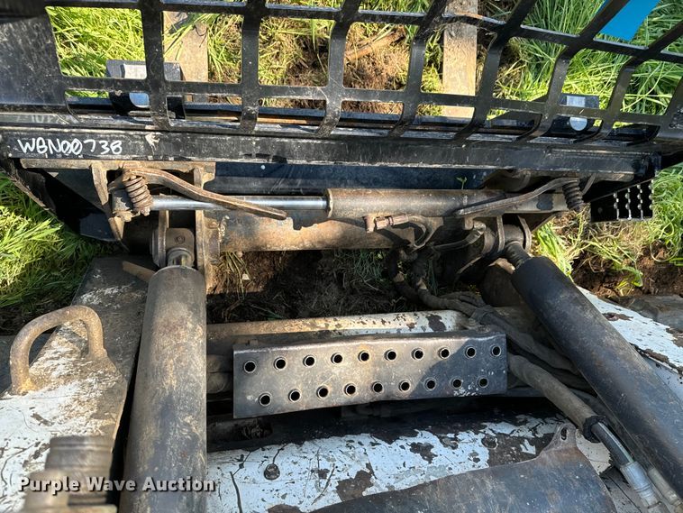 image for item ND9250 2004 Bobcat T300 tracked skid steer loader