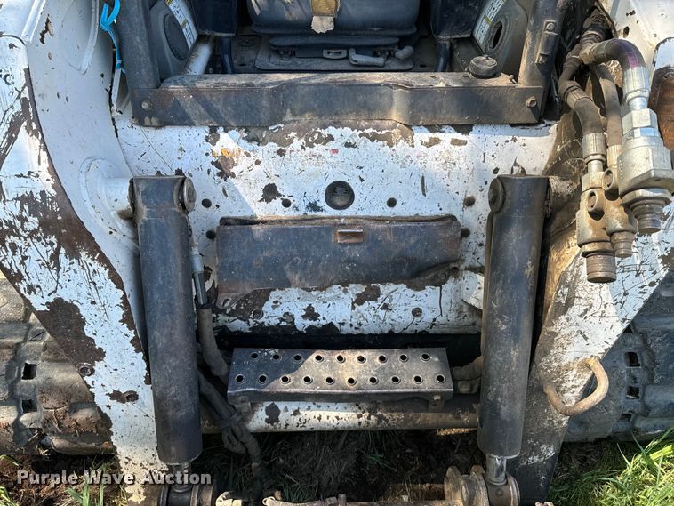 image for item ND9250 2004 Bobcat T300 tracked skid steer loader