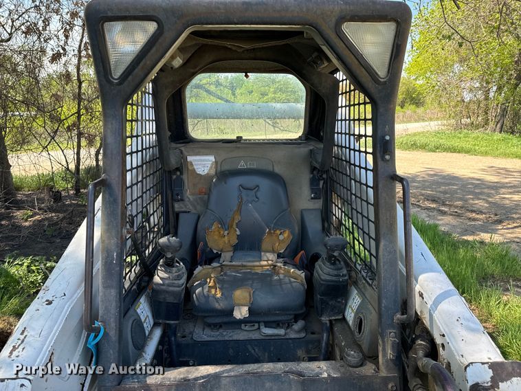 image for item ND9250 2004 Bobcat T300 tracked skid steer loader