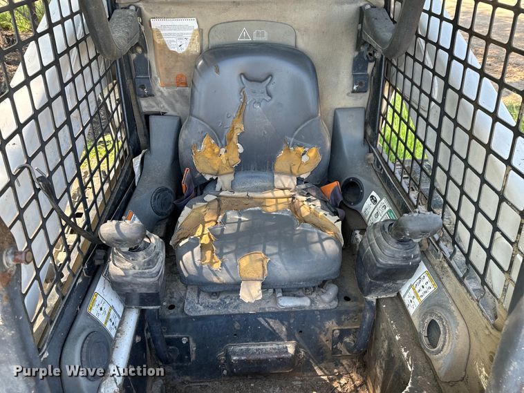 image for item ND9250 2004 Bobcat T300 tracked skid steer loader