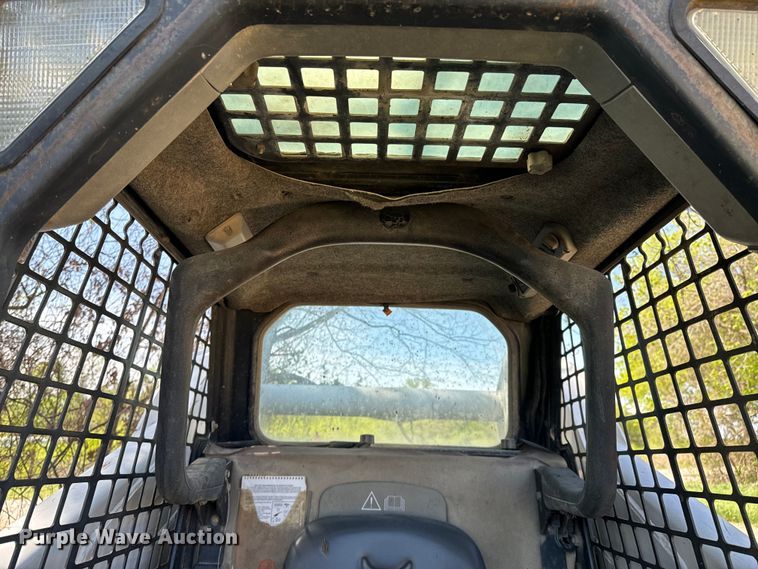 image for item ND9250 2004 Bobcat T300 tracked skid steer loader