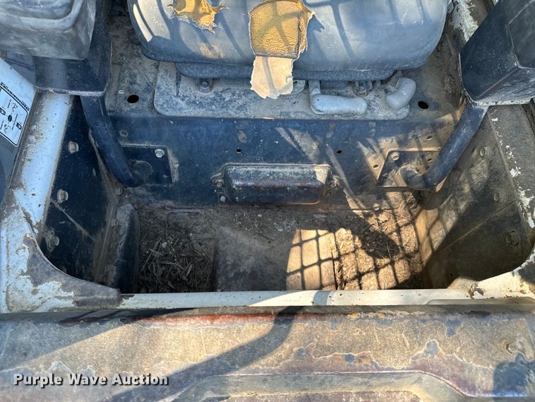 image for item ND9250 2004 Bobcat T300 tracked skid steer loader