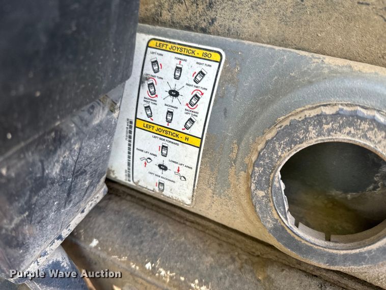 image for item ND9250 2004 Bobcat T300 tracked skid steer loader