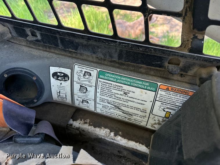 image for item ND9250 2004 Bobcat T300 tracked skid steer loader