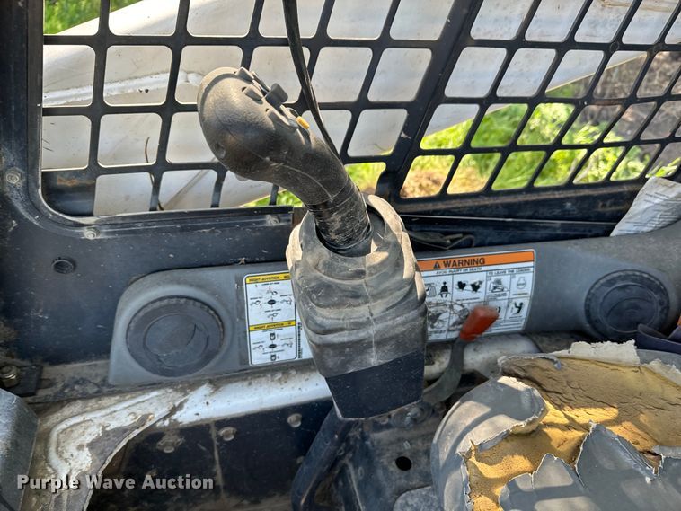 image for item ND9250 2004 Bobcat T300 tracked skid steer loader