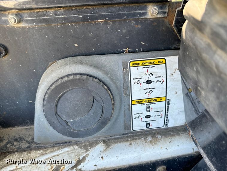 image for item ND9250 2004 Bobcat T300 tracked skid steer loader