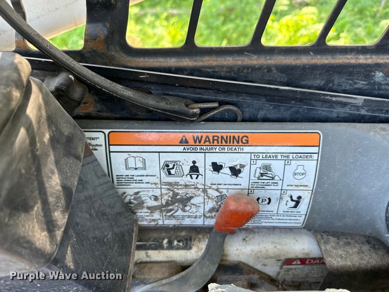 image for item ND9250 2004 Bobcat T300 tracked skid steer loader