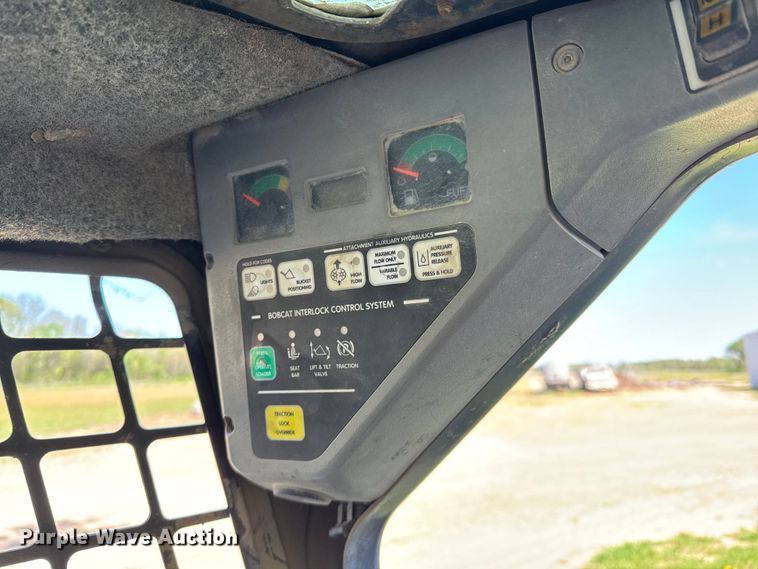 image for item ND9250 2004 Bobcat T300 tracked skid steer loader