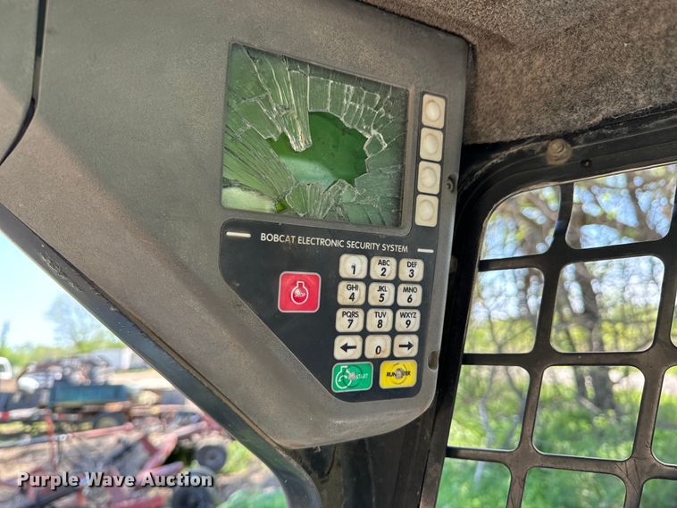 image for item ND9250 2004 Bobcat T300 tracked skid steer loader