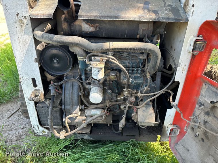 image for item ND9250 2004 Bobcat T300 tracked skid steer loader